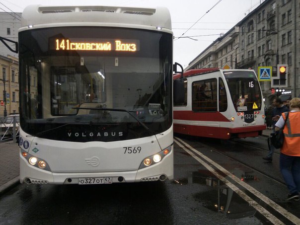Автобус с трамваем на Лиговском у Кузнечного