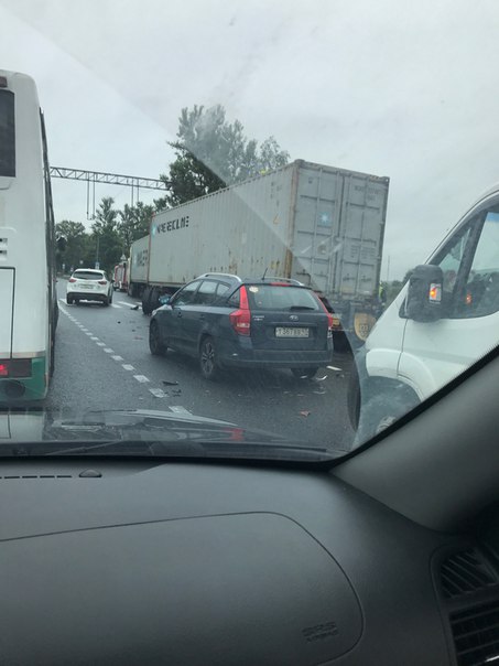 На Московскомой шоссе, у светофора перед постом ДПС. В сторону Москвы все полосы перекрыты, проезд п...