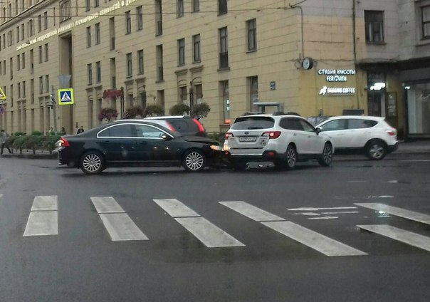 На Перекрестке Садовой и Вознесенского водители не поняли друг друга