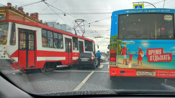 Водитель Приоры не ожидал , что трамвай повернёт с Гренадёрской на Большой Сампсониевский.
