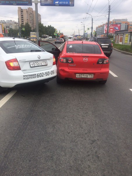 На проспекте Большевиков, таксист не очень внимательно выехал со двора в крайнюю левую полосу, но не...