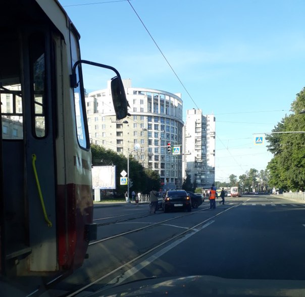 Перекресток Торжсковской и Лисичанской, 7.50, только ударились. Две Мазды, постарше и младшенькая. Т...