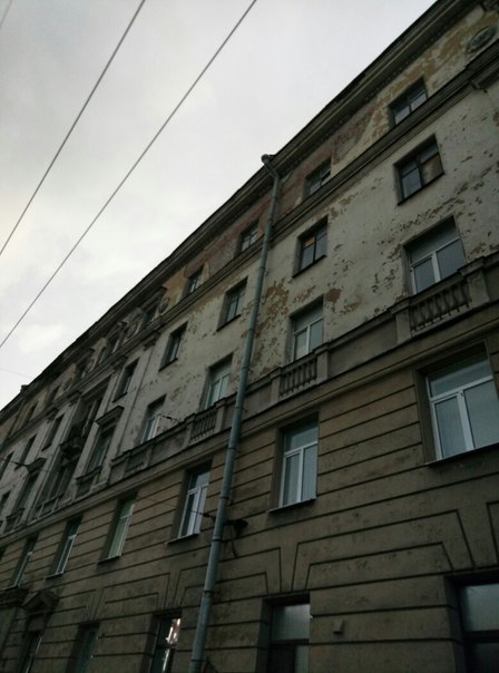 На Ждановской улице с дома 33А обрушилась штукатурка во время дождя. Вроде никто не пострадал. Ограж...