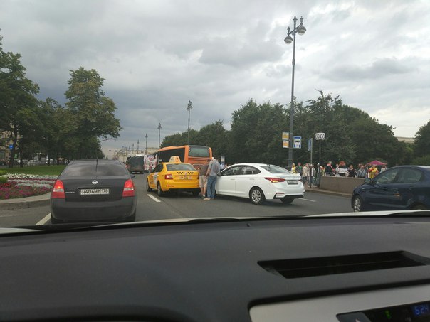 Мужчина на новеньком Солярисе въехал в такси на Московском проспекте, у метро, в сторону центра