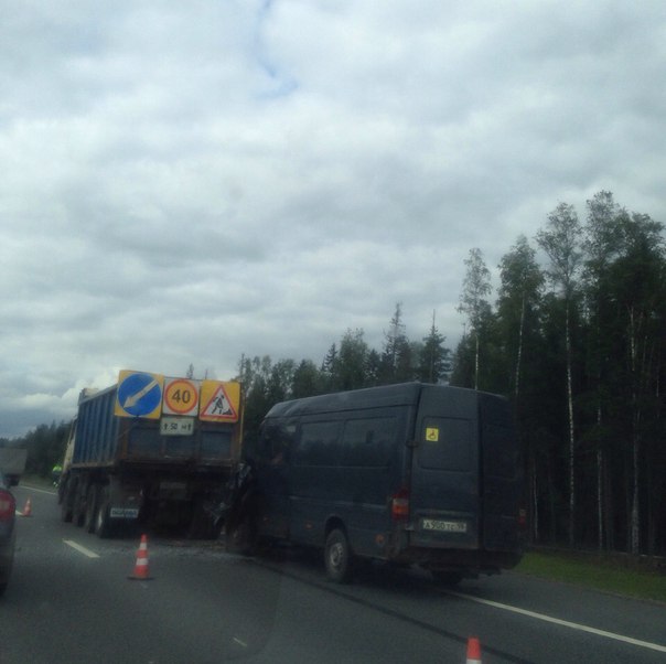 Жёсткая авария на 23-км Новоприозерского шоссе в сторону Приозерска. Водитель труп.