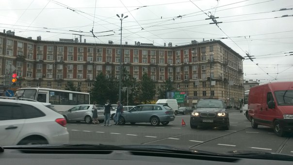 На перекрёстке Заневского и Новочеркасского Альфа въехала Chevrolet, движению уже мешают, пробке быть.