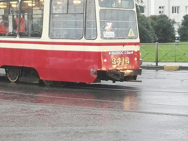 На перекрёстке Кондратьевского и Арсенальной Дамочка на Джуке протаранила трамвай и задела автобус,