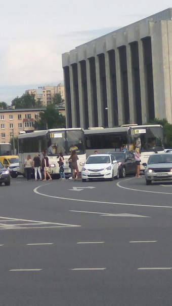 На Площади Победы в сторону Московского проспекта, автобус и две легковушки