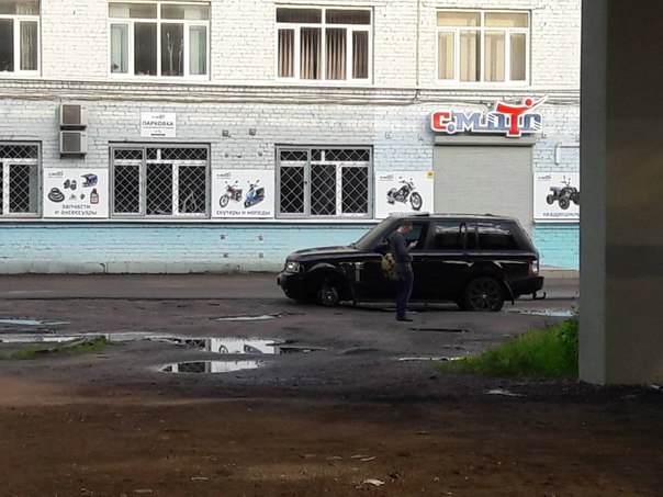 На пересечении Богатырского и Коломяжского на выезде у путепровода, мужчина чуть не сбил 2 велосипе...