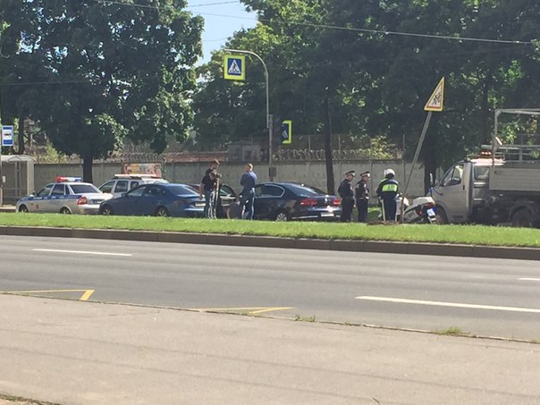 На Непокорённых задержание. ГИБДД, в левом ряду Audi и Volkswagen. На газоне сейчас мужчина отдыхае...