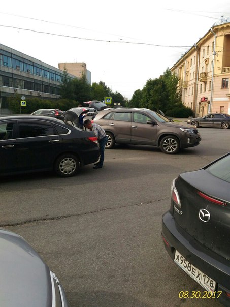 На перекрёстке Курчатова и ул. Жака Дюкло,в 10.30,автобус,nissan и киа,не смогли разобраться с приор...
