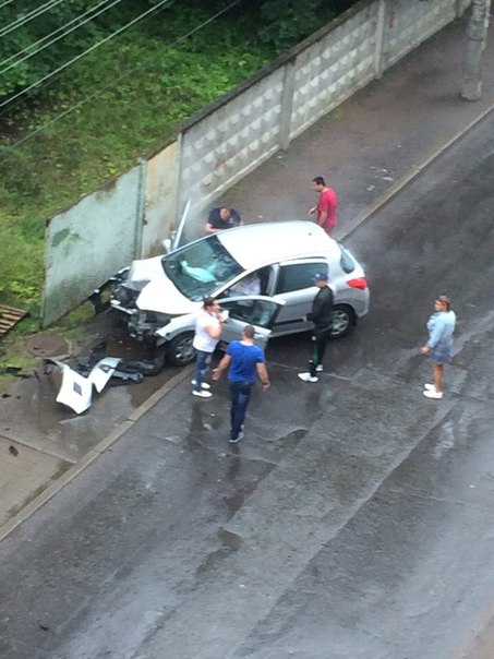 На Цемяночной улице в Сестрорецке , в 12:43 девушка на Peugeot врезалась в забор.