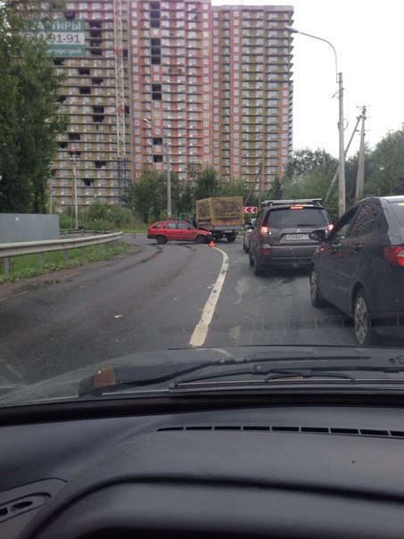 На Въезде и выезде из Шушар по Пушкинской , перекрыли обе полосы