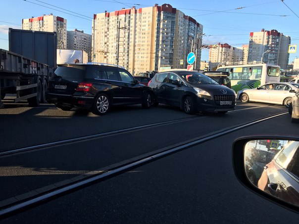 Угол Косыгина и индустриального мертво стоит, 2 аварии и умный водила грузовика преградил пол дороги