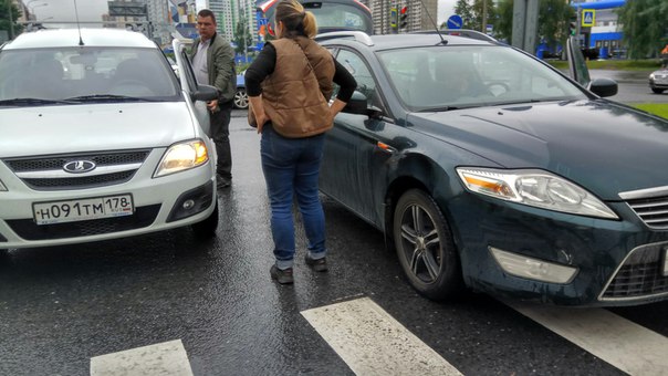 На Королева 48, водители Ларгуса и Мондео устроили ДТП перед пешеходным переходом