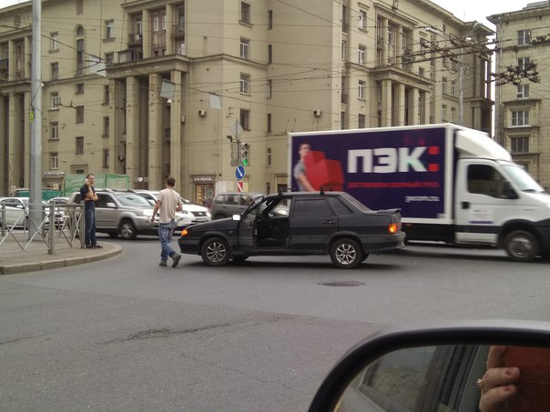 На перекрестке улиц Седова и Ивановской столкнулись Лада и Volvo. У Лады минус правая сторона.