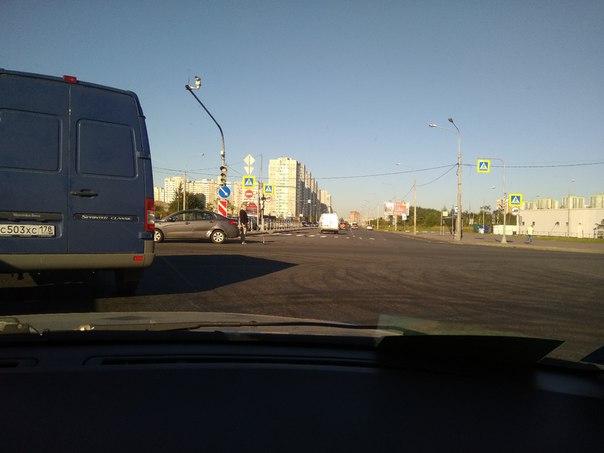 Не доброе утро на углу перекрёстка Софийской и Димитрова. Два сереньких не поделили пустой перекрест...