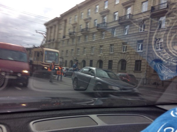 На Среднеохтинском 29, Audi с нерусскими номерами и Mercedes. Пробка растёт, проезд в один ряд