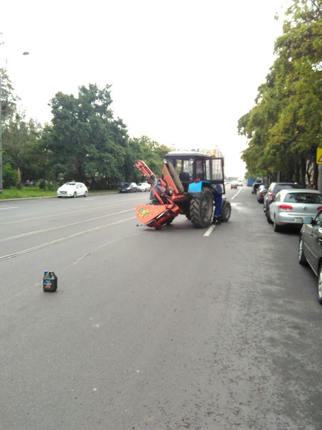 У трактора "Беларус" произошла неприятность по улице Ленсовета, 87. Два ряда перекрыл, объезд по тра...