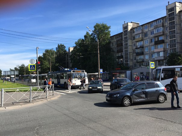 На пересечении Мечникова и Замшиной. Пробка на Мечникова от Пискарёвского (троллейбусы отдыхают) и н...