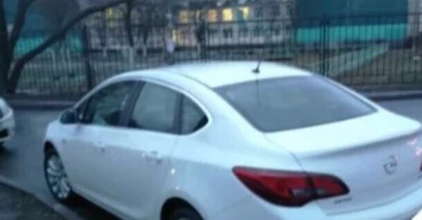 В ночь на 12 августа от дома 32 по проспекту Кузнецова угнали автомобиль Opel Astra J седан белого ц...