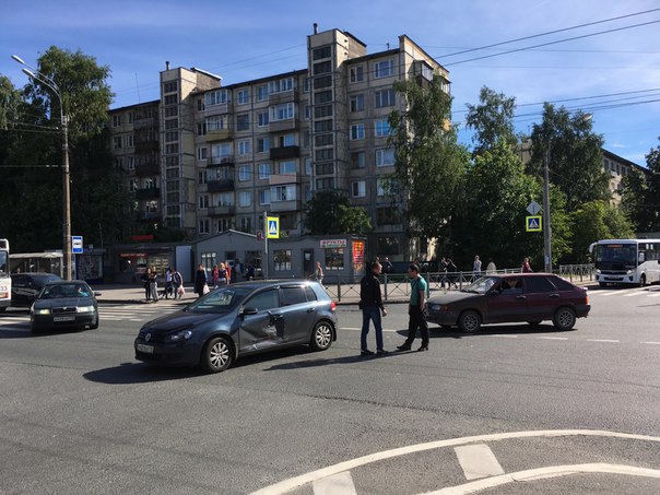 На пересечении Мечникова и Замшиной. Пробка на Мечникова от Пискарёвского (троллейбусы отдыхают) и н...