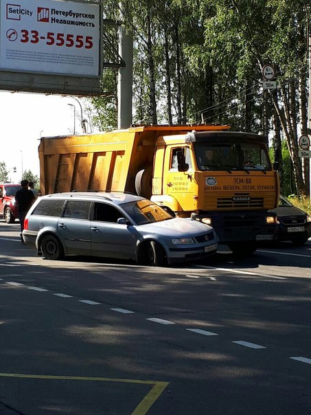 Volkswagen попал под Камаз на Выборгском шоссе, перед постом ГИБДД и поворотом на Юкки. Собирается ...