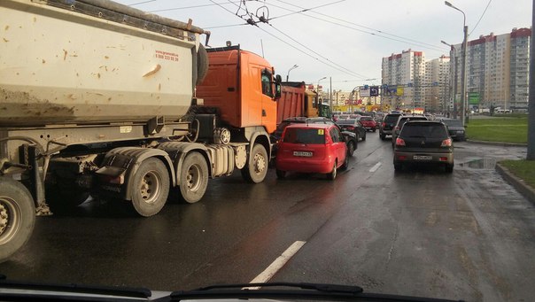 На Индустриальном Проспекте перед Косыгина, два грузовых и две легковых обнялись немного прямо по с...