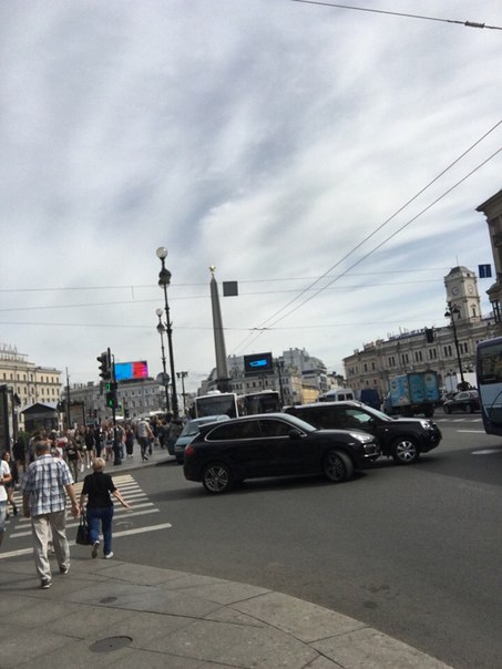 Два джипа не поделили поворот с восстания на Невский, собирается пробка.