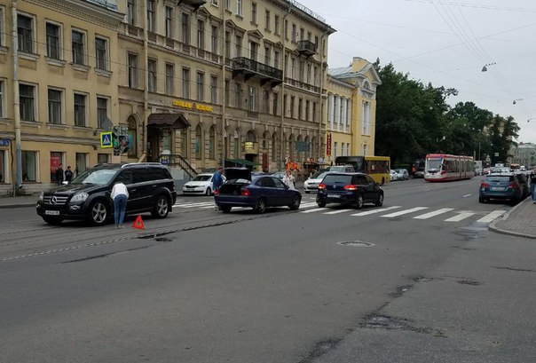 ДТП на Садовой у Кокушкина переулка . По словам очевидца Volkswagen резко затормозил, Опель за отт...