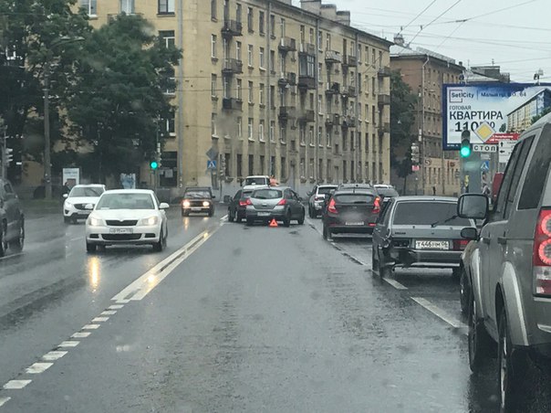 ДТП на Малом проспекте ВО перед Беринга: Nissan приехал в Audi
