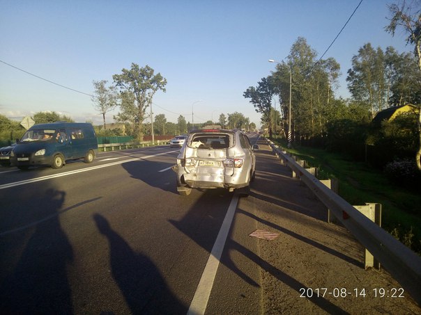 В Ушаках в сторону Москвы. Американец подмял две машины, выронил контейнер. Все живы.