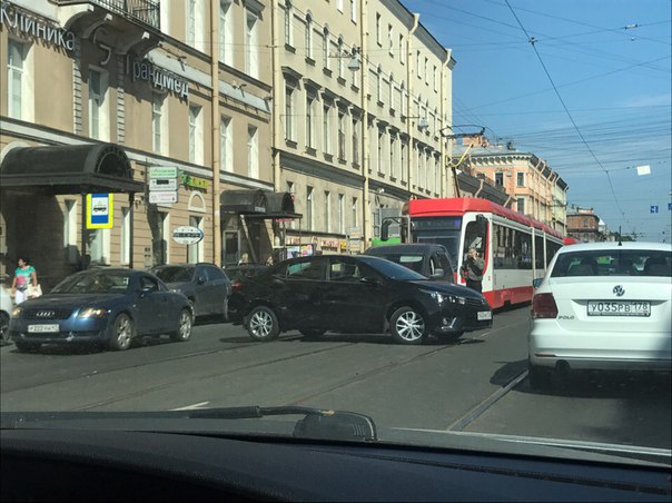 Встали трамваи на Садовой перед Сенной площадью из-за неудачного женского разворота