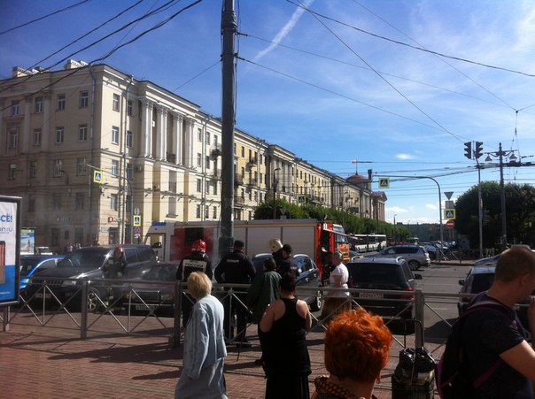 Площадь Ленина. 15:50 задымление из фонарного столба. Полиция и МЧС на месте.