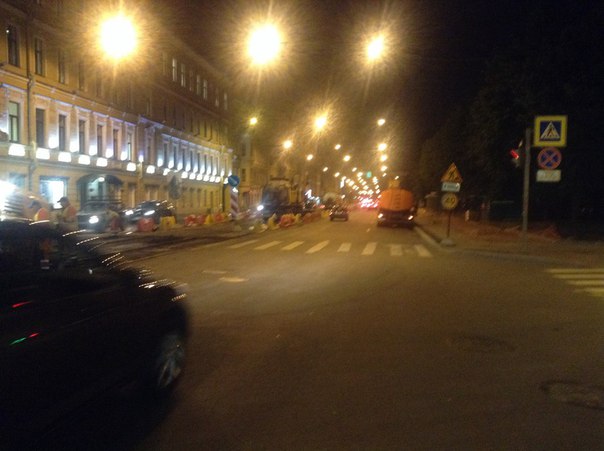 По всему Старо-Петергофскому проспекту в 12 часов ночи кладут рельсы. Шум стоит нереальный, не возмо...
