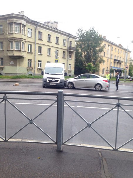 На Трефолева,около дома 35,Микроавтобус выскочил с Баррикадной улицы под Solaris,трамваи в сторону С...