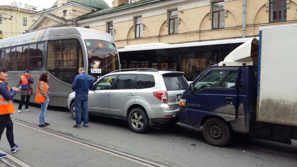На перекрёстке Лебедева и Боткинской собрался паровозик на трамвайных рельсах , во главе с трамваем ...