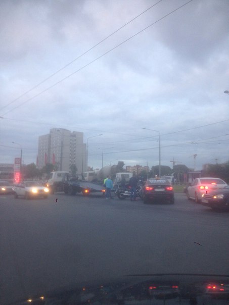 Мотоцикл и Такси на перекрёстке Жукова и дублёра Петергофского.