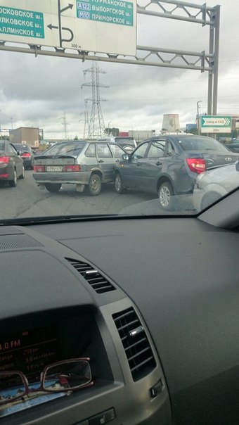 На Софийской в сторону города, перед развязкой с КАДа Лада въехала с ВАЗ