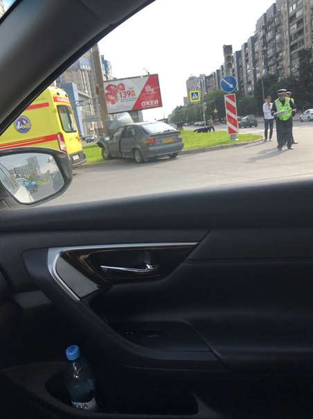 Службы прибыли на место ДТП, случившееся на перекрёстке Парашютной и Сизова.