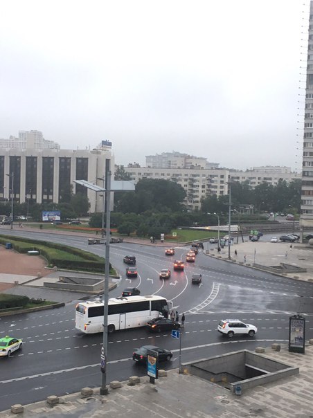 Автобус с легковушкой не разъехались на Площади Победы