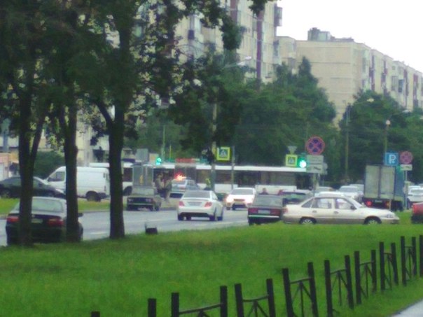 На перекрёстке Дундича и Будапештской автобус зацепил велосипедиста. ДПС на месте, велосипедист сиди...