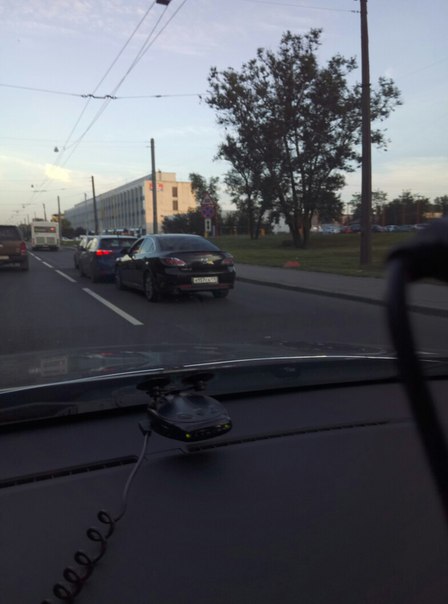 Напротив ТЦ Эврика на Седова в сторону Елизары паровозик из трех легковых, Mazda 3 и еще какие то.