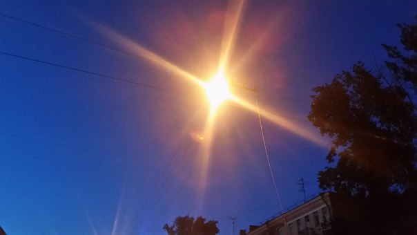 21:30 15.08.17 ул. Калинина, 13 обрыв провода осветительной сети прямо над проезжей частью. Сверху с...