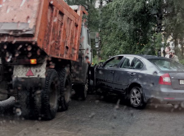 На Выборгском шоссе в Сертолово на перекрёстке с Ларина КАМАЗ убрал с дороги Дастера и задел Октавию