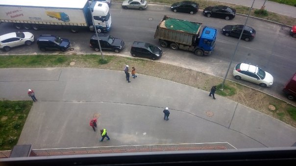 В Кудрово, на Австрийской улице 4 к1. Рыли яму и похоже пробили газовую трубу. Рабочие бегают, суетя...