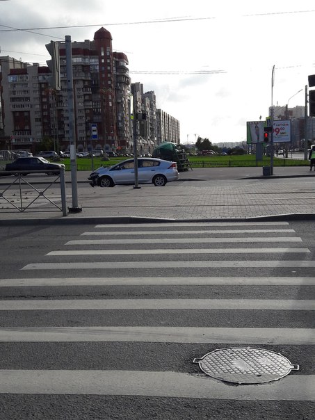 Авария на перекрестке Ленинского и Десантников. Проезд затруднен. Пробки пока нет. Служб еще тоже.