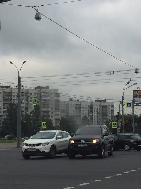 Перекрёсток Дунайского проспекта и Бухарестской улицы. Проезду пока не мешают.