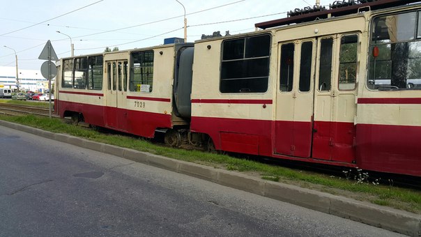 Напротив дома 34 по Ириновскому пр. трамвай сошел с рельсов.