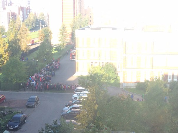 Эвакуация 567 школы в Петергофе из-за задымления. Приехала пожарная машина.